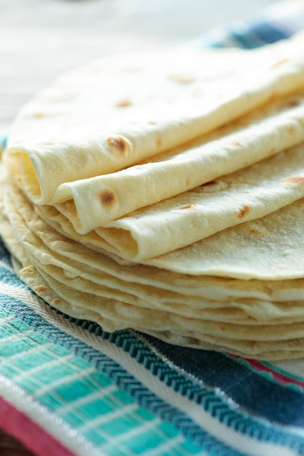 Bánh Tortilla mềm mại trên bàn ăn
