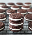 Bánh Soft Oreo Cookies tự làm dễ dàng từ đầu. Bánh quy sô cô la mềm, giống bánh brownie được nhồi với lớp kem vani đơn giản.