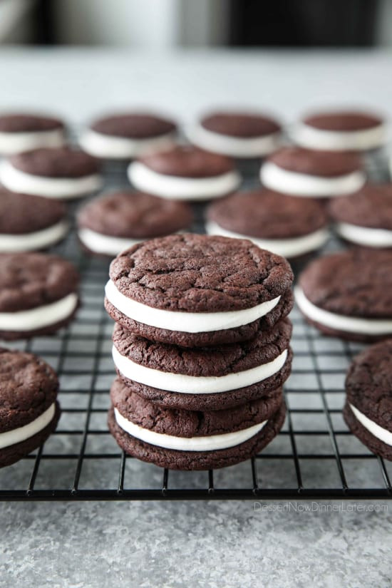 Bánh Soft Oreo Cookies tự làm dễ dàng từ đầu. Bánh quy sô cô la mềm, giống bánh brownie được nhồi với lớp kem vani đơn giản.