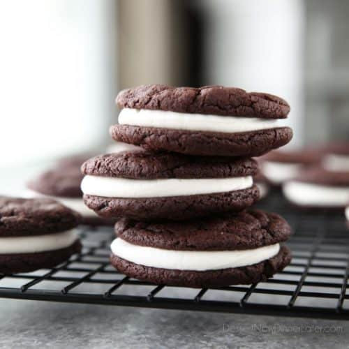 Bánh Soft Oreo Cookies tự làm dễ dàng từ đầu. Bánh quy sô cô la mềm được nhồi với lớp kem vani đơn giản. (Công thức kem phô mai cũng có sẵn để làm nhân.)