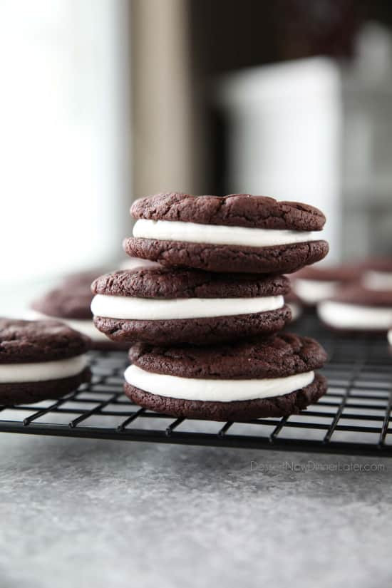 Bánh Soft Oreo Cookies tự làm dễ dàng từ đầu. Bánh quy sô cô la mềm, giống bánh brownie được nhồi với lớp kem vani đơn giản. (Công thức kem phô mai cũng có sẵn cho nhân Oreo.)