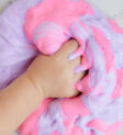 Cô gái đang chơi slime mềm mại tự làm.