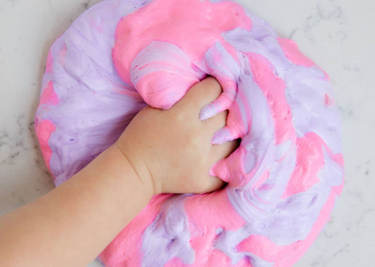Cô gái đang chơi slime mềm mại tự làm.