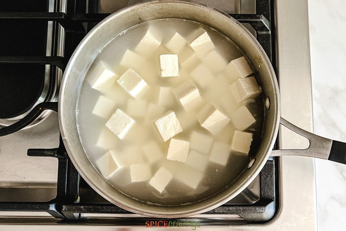 Luộc paneer trong nước sôi để làm mềm