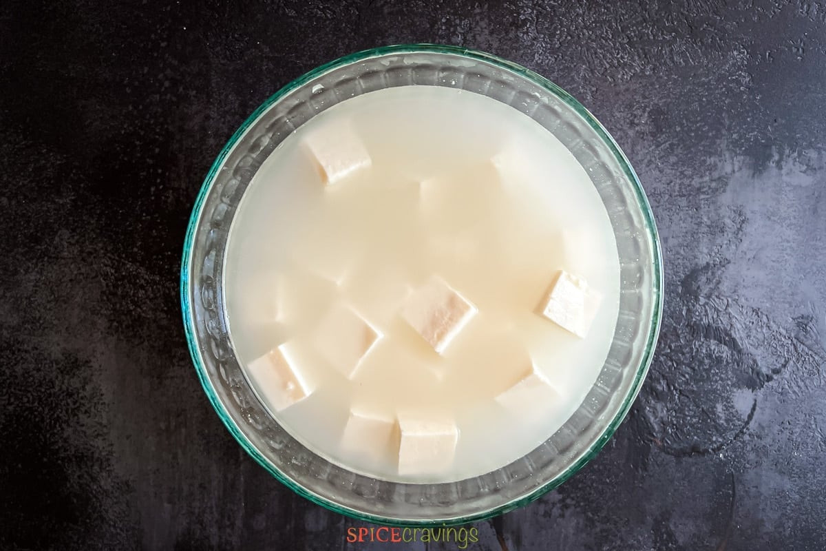 Ngâm paneer trong nước nóng để làm mềm