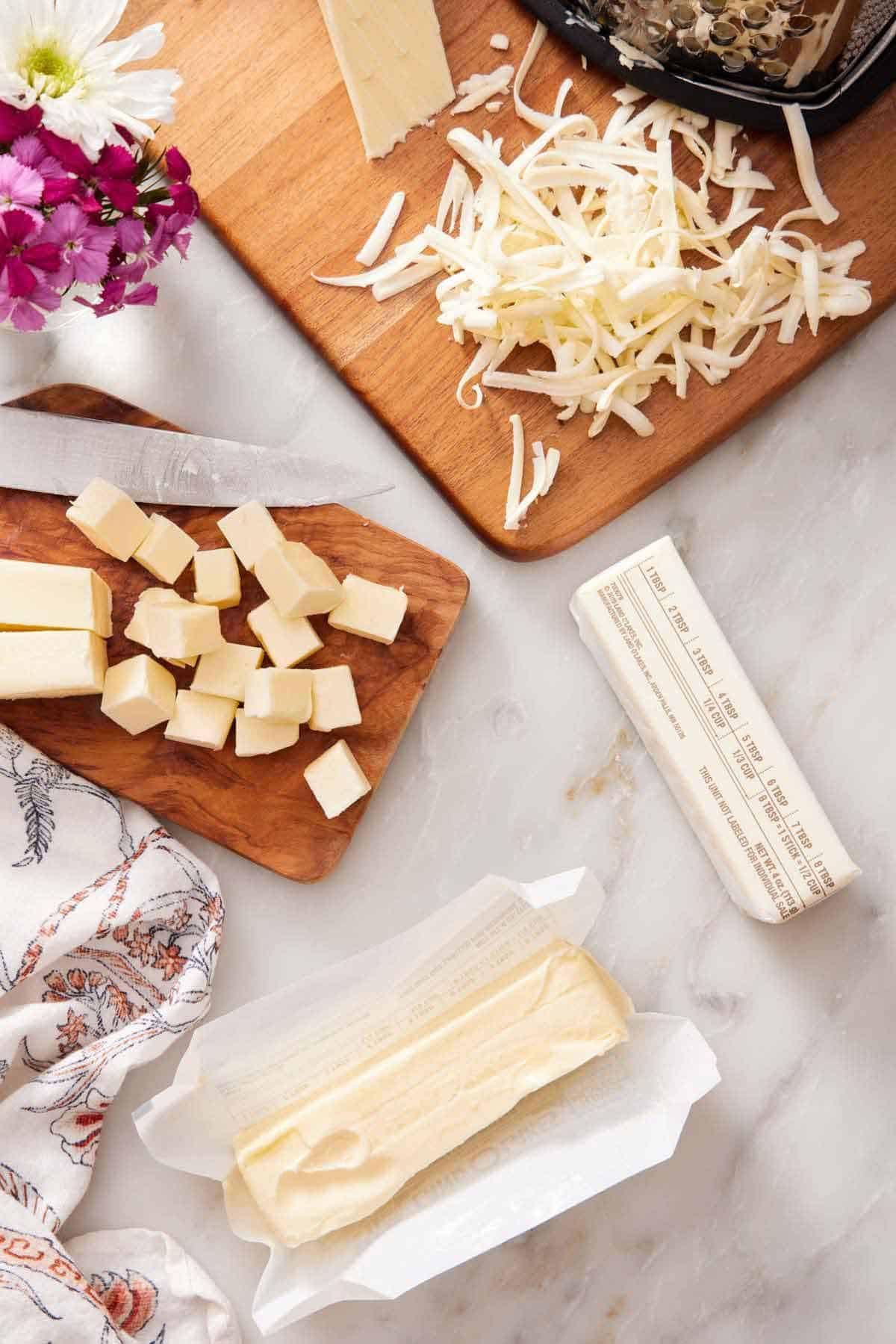 Bơ mềm ở ba dạng: thanh, cắt thành khối và bào sợi.