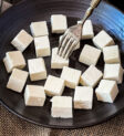 Cắt paneer thành miếng vuông nhỏ để làm mềm
