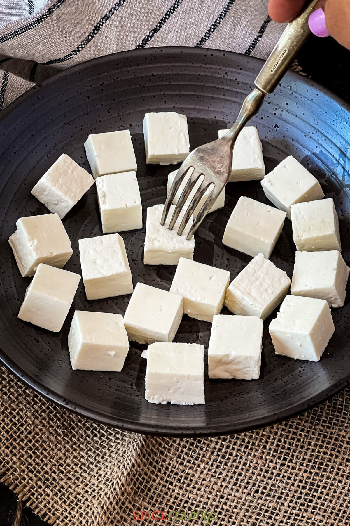 Cắt paneer thành miếng vuông nhỏ để làm mềm