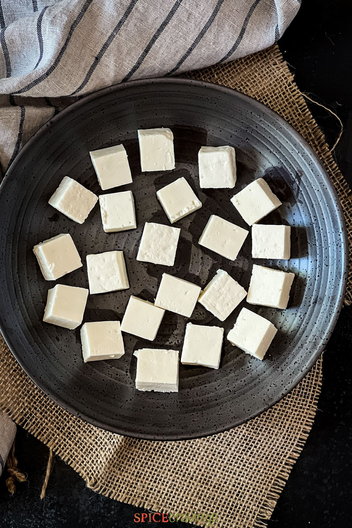 Paneer cắt miếng sau khi làm mềm