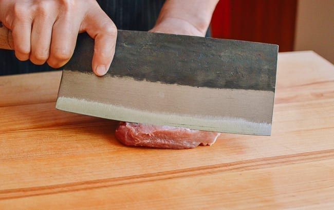 Thịt heo thái lát mỏng để xào, thewoksoflife.com
