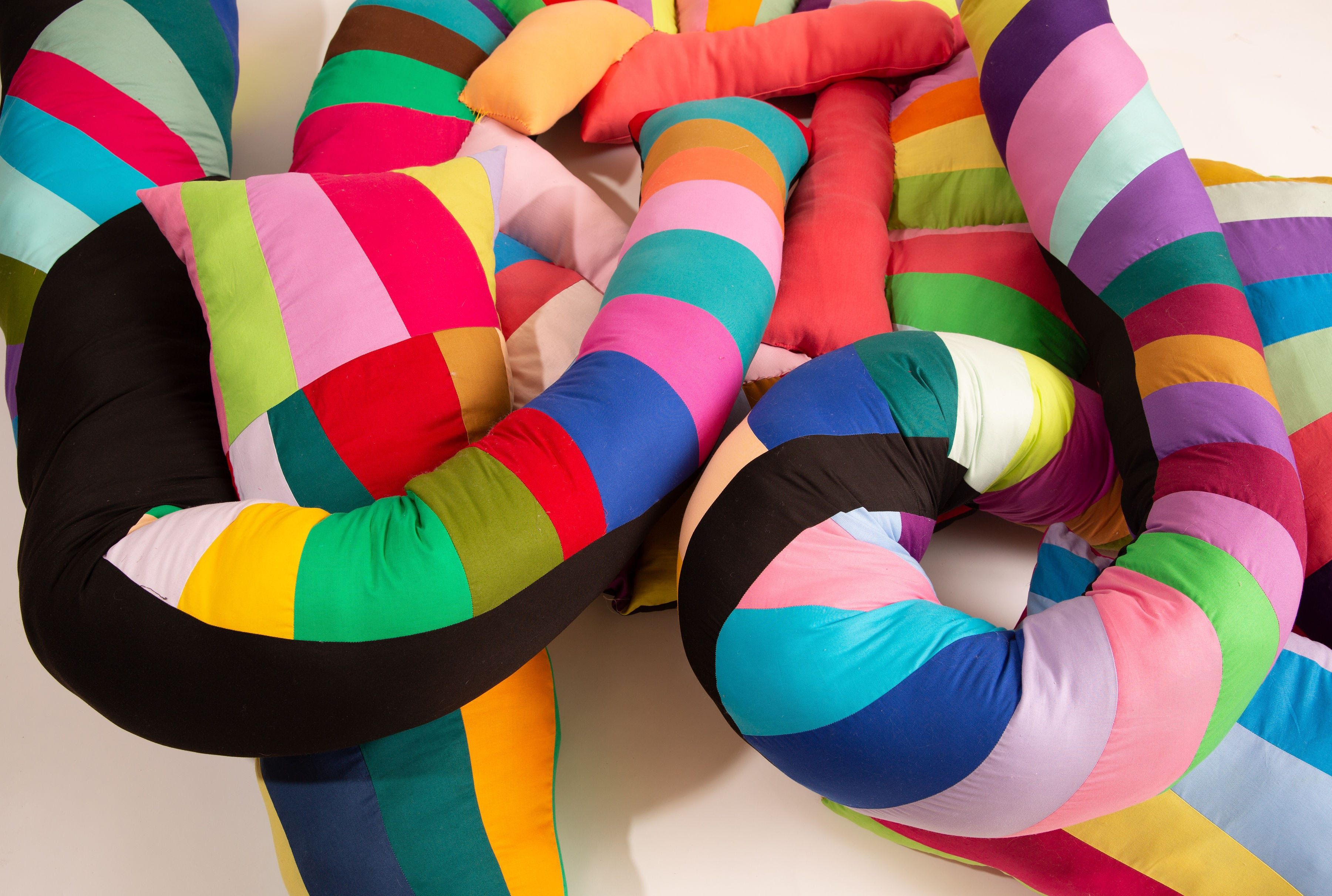 Tác phẩm điêu khắc mềm Playthings năm 2021