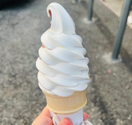 Kem tươi vani trên ốc quế không gluten tại Snowflake Ice Cream Shoppe ở Long Island, một lựa chọn hoàn hảo cho những ai yêu thích kem tươi và cần tuân thủ chế độ ăn không gluten