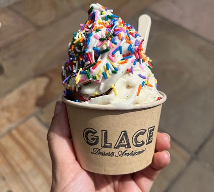 Kem tươi vani từ xe kem không gluten Glace ở NYC, một lựa chọn tuyệt vời và an toàn cho những người có chế độ ăn đặc biệt, đảm bảo không chứa gluten và hương vị thơm ngon