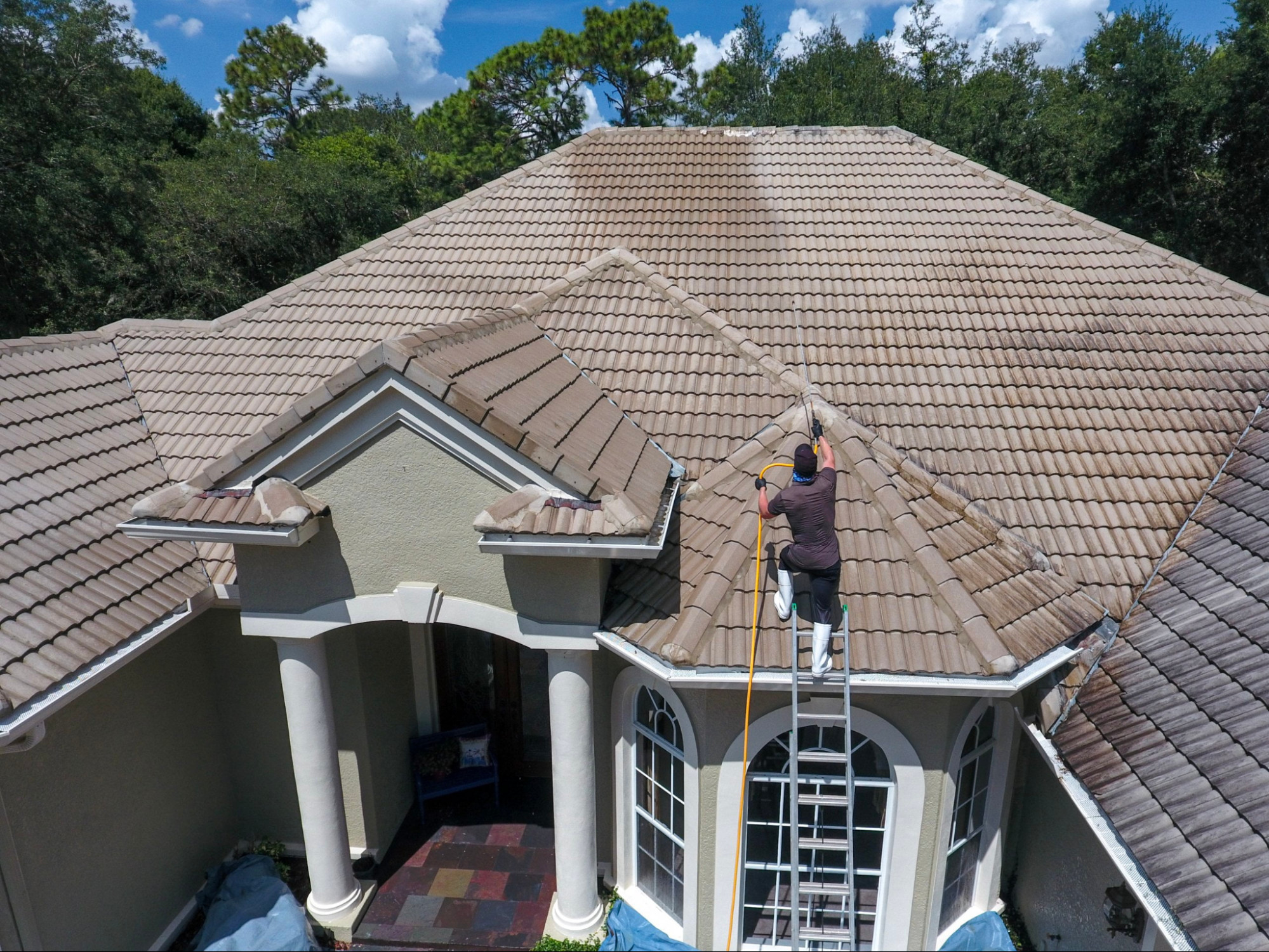 Soft wash roof cleaning bằng drone