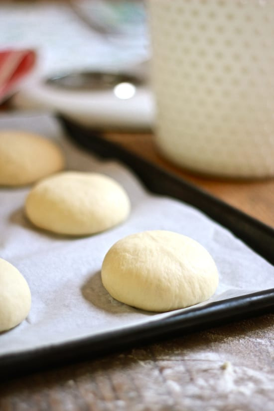Khay bánh mì hamburger brioche đã được tạo hình, chuẩn bị nướng sau khi ủ và phết trứng