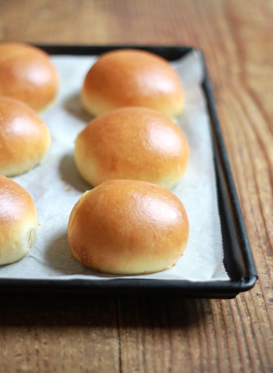 Khay bánh mì brioche mới nướng xong, có màu vàng ươm hấp dẫn