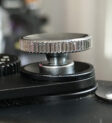 Nút bấm mềm chụp ảnh generic được lắp trên Leica M6 TTL, cho thấy dấu hiệu sử dụng nhiều.