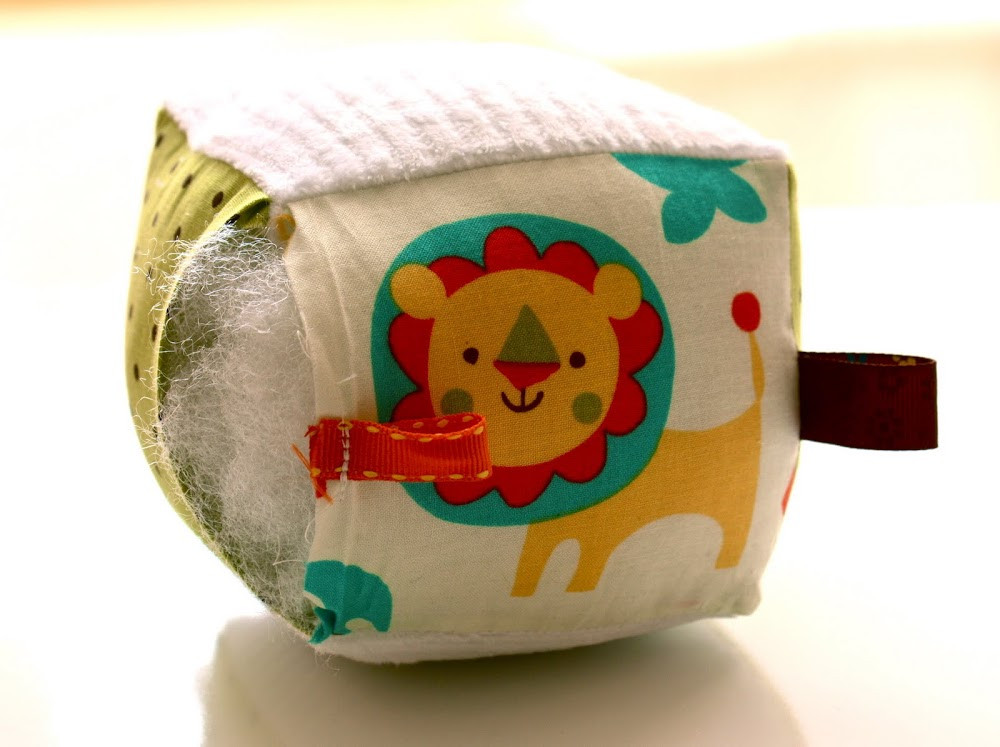 Gấp mép vải của cạnh hở vào trong