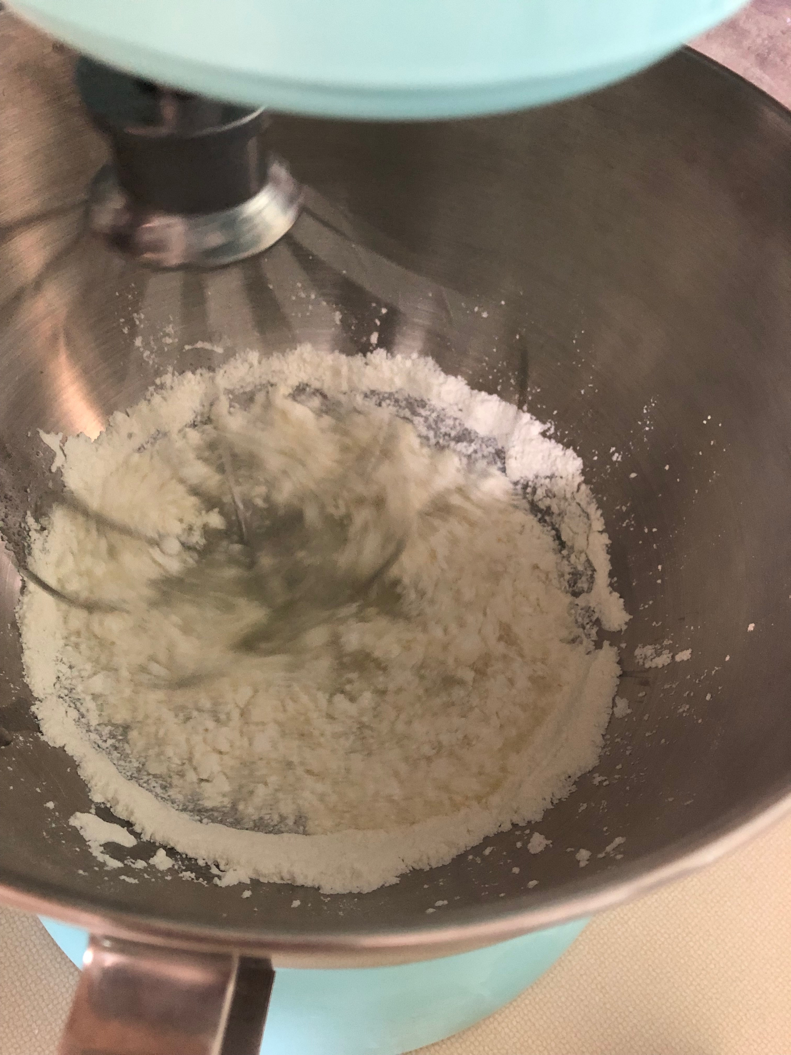 Meringue powder và nước trộn lẫn trong tô