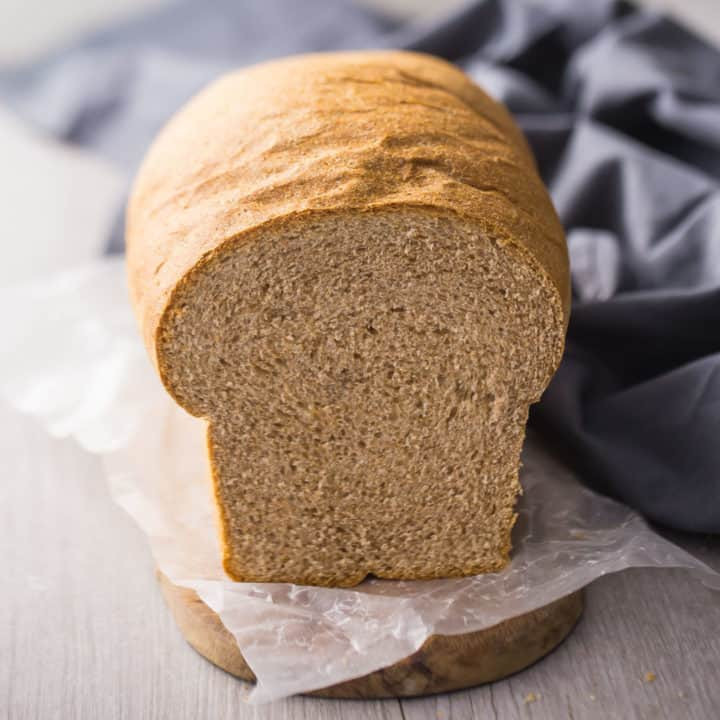 Hình ảnh bánh mì nguyên cám thơm ngon.