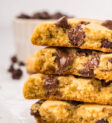 Bánh quy chocolate chip xếp chồng lên nhau.