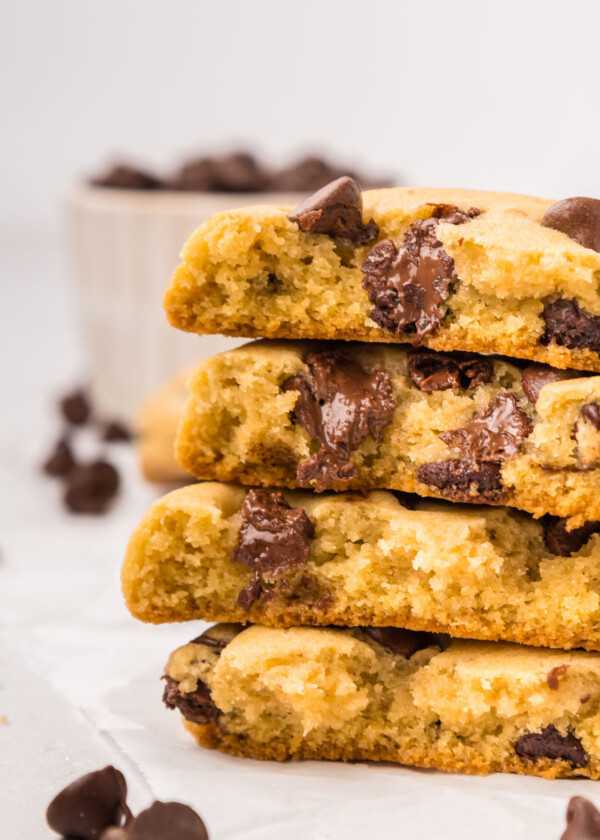 Bánh quy chocolate chip xếp chồng lên nhau.
