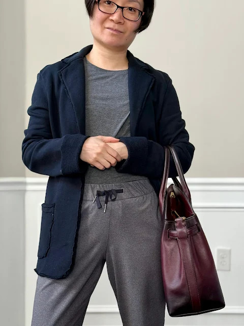 Hình ảnh cận cảnh túi Coach Empire 40 Merlot với cấu trúc hình thang cân đối