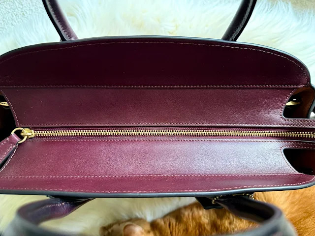 Hình ảnh túi Coach Empire 40 với chất liệu da mềm mại và thiết kế tinh tế