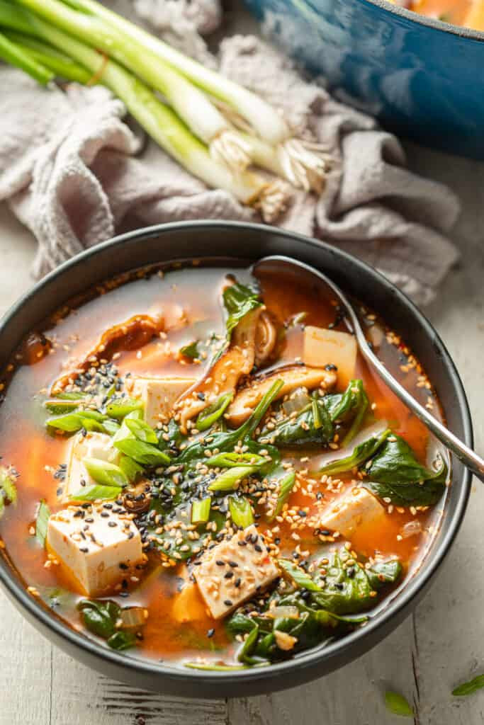Bát canh đậu phụ non kim chi nóng hổi với màu sắc hấp dẫn