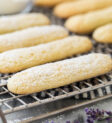 Bánh lady fingers trên khay làm mát