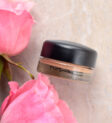 MAC Soft Ochre Paint Pot với thiết kế hũ thủy tinh nhỏ gọn và nắp đen