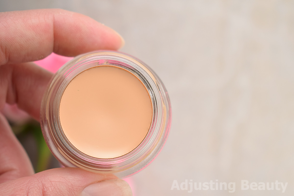 Cách tán MAC Soft Ochre Paint Pot lên mí mắt