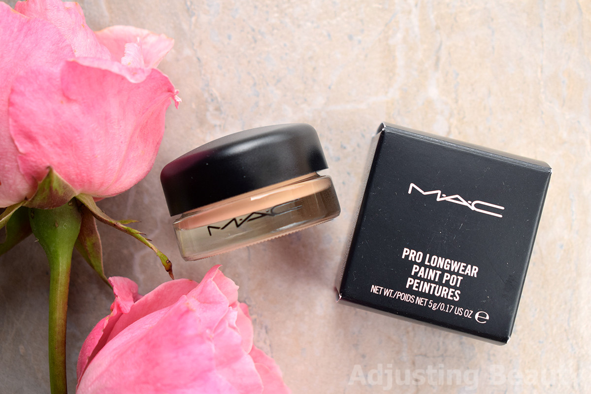 Chất kem của MAC Soft Ochre Paint Pot có độ che phủ cao và dễ tán đều
