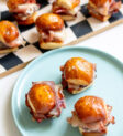 Một đĩa King's Hawaiian Soft Pretzel Bites nóng hổi, vàng ruộm, bày trên bàn ăn, sẵn sàng để thưởng thức.