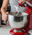 Nhào bột sourdough pretzel bằng máy trộn bột.
