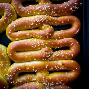 Bánh pretzel mềm Philadelphia sau khi nướng