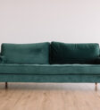 Phòng khách tối giản với sofa màu xám lông chuột và các chi tiết trang trí tinh tế