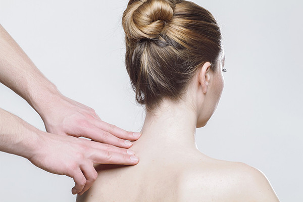 Tauy Bridges khôi phục chuyển động cân bằng cho vai bằng cách kiểm tra cơ. Cơ latissimus Dorsi được dán băng để tăng cường sức mạnh. Cơn đau được loại bỏ ngay lập tức.