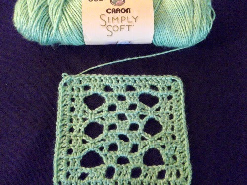 Cuộn sợi Caron Simply Soft với nhiều màu sắc khác nhau được trưng bày trên kệ, cho thấy sự đa dạng lựa chọn.