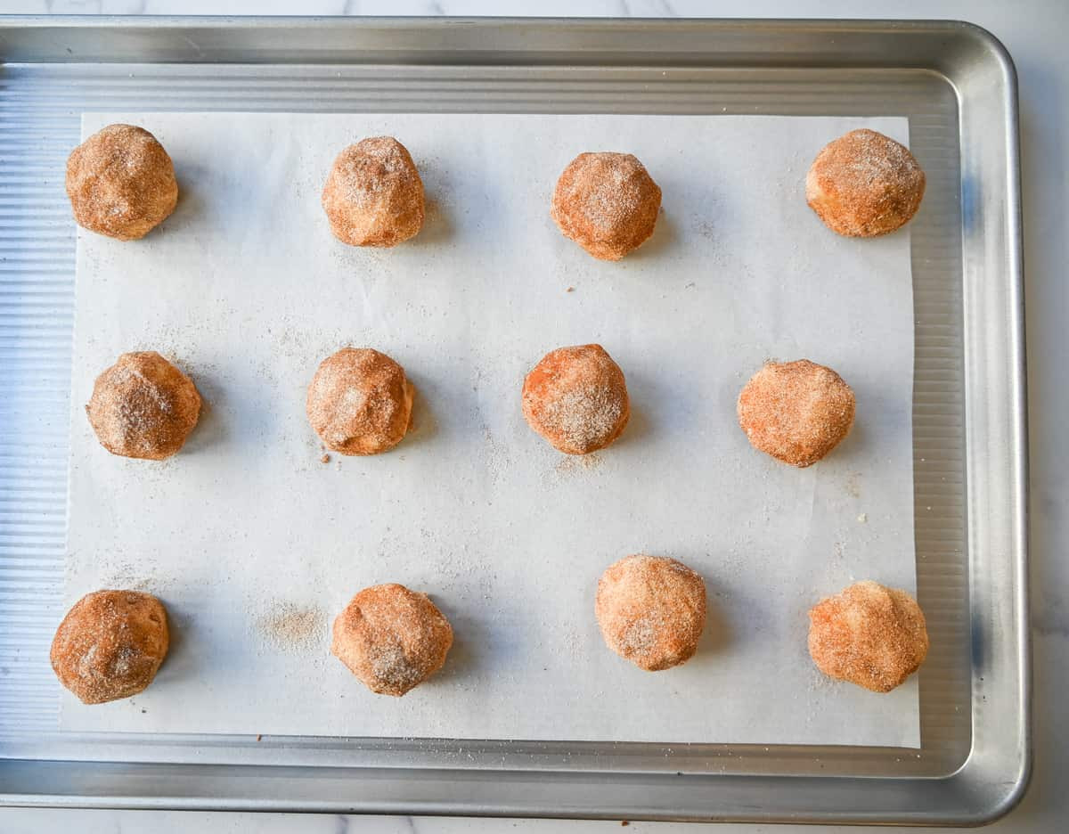 Bánh Snickerdoodles trên khay nướng
