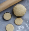 Bột bánh frosted soft cookies sau khi trộn đều và cho vào tủ lạnh để nghỉ.