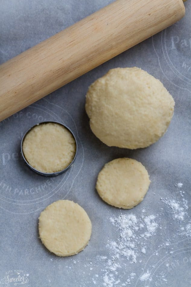 Bột bánh frosted soft cookies sau khi trộn đều và cho vào tủ lạnh để nghỉ.