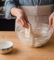 Một người phụ nữ đang nhào bột làm bánh mì.