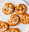 Bánh Sourdough Pretzel trên đĩa