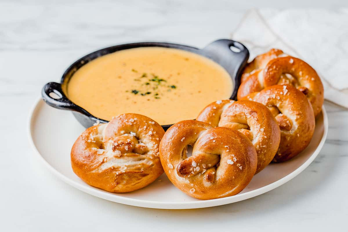 Bánh Sourdough Pretzel với sốt phô mai bia