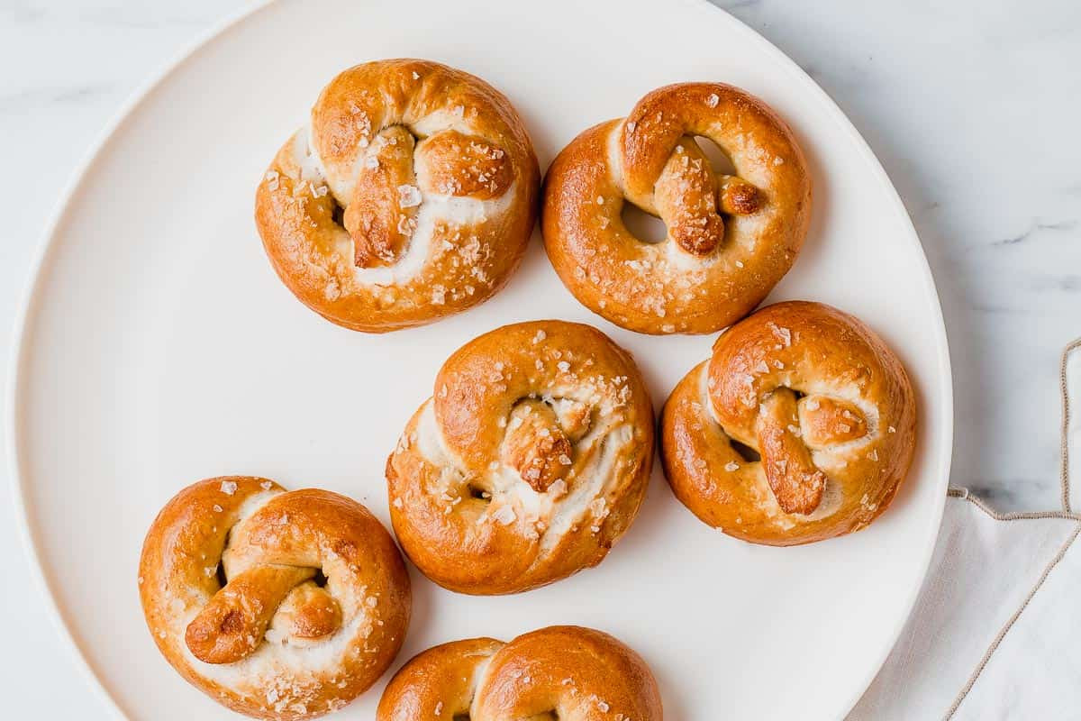 Bánh Sourdough Pretzel trên đĩa