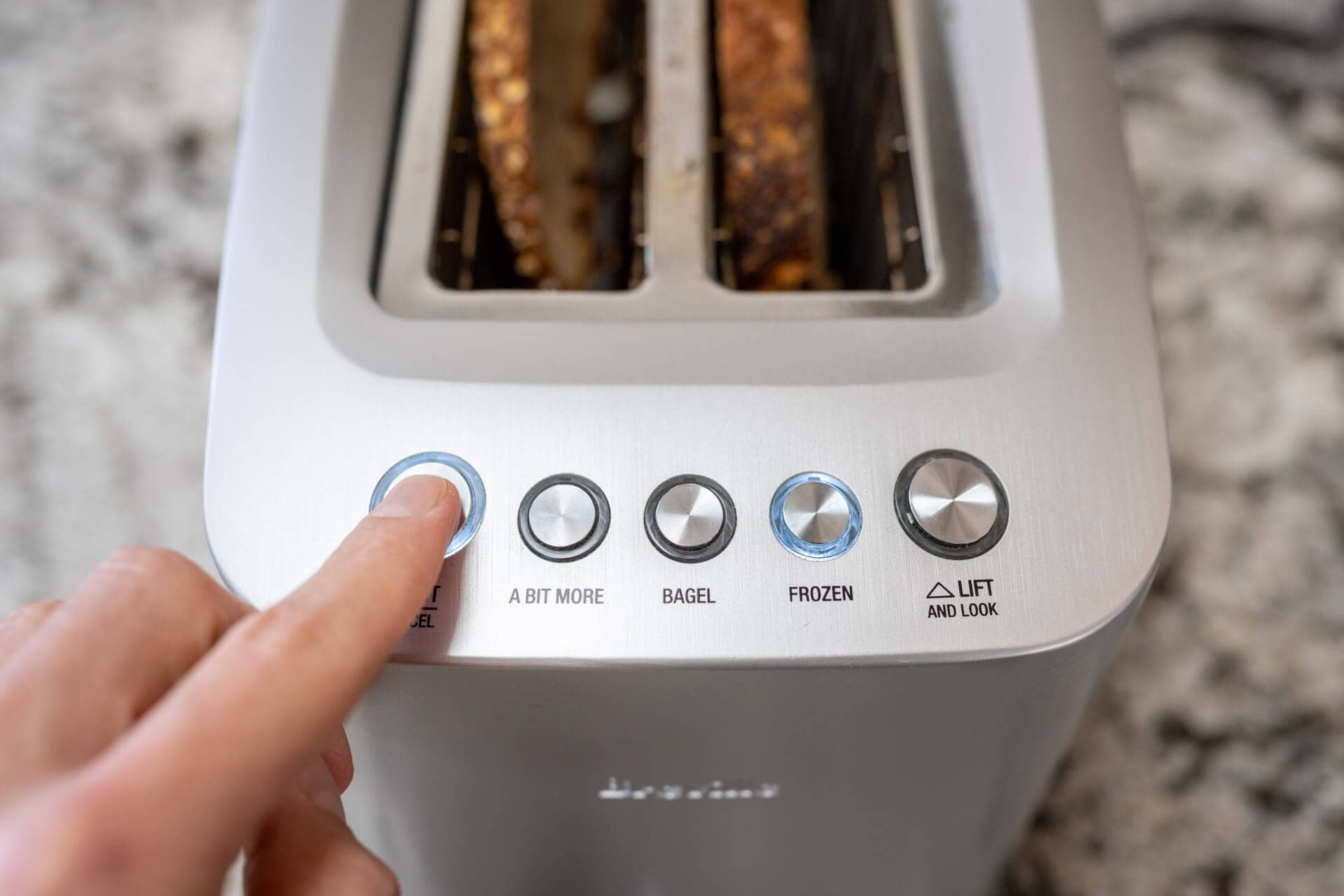 Máy nướng bánh mì thông minh Breville với chức năng đông lạnh
